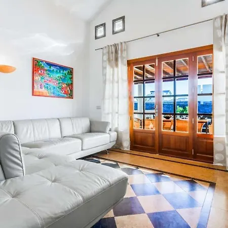 别墅 In Playa Blanca Sleeps 6 With Pool Air Con And Wifi 普拉亚布兰卡