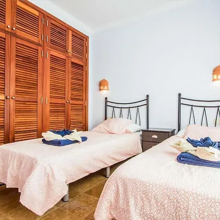 别墅 In Playa Blanca Sleeps 6 With Pool Air Con And Wifi 普拉亚布兰卡